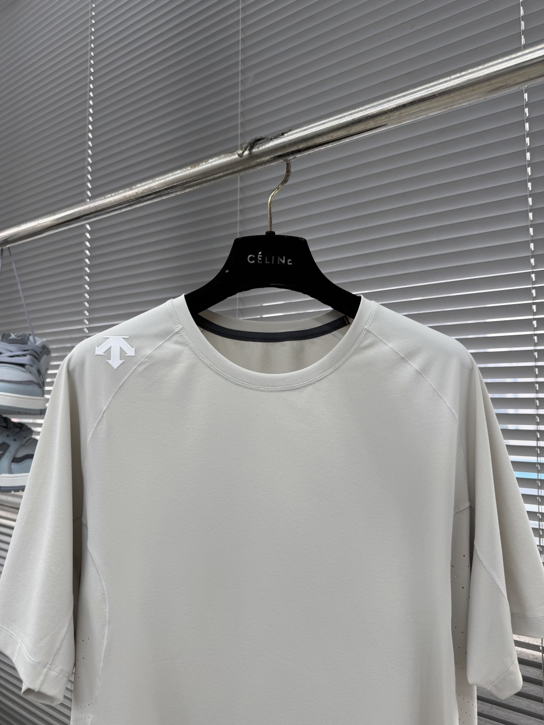 -迪桑特 运动风圆领短袖T恤，速干面料，舒适透气且利于排汗。版型简约，袖口处有品牌标志性图案刺绣，低调彰