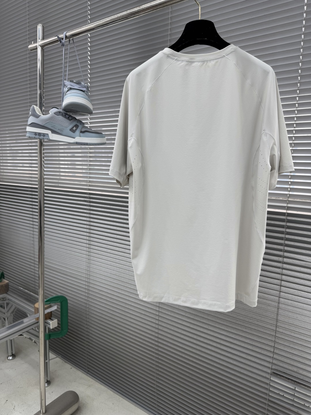 -迪桑特 运动风圆领短袖T恤，速干面料，舒适透气且利于排汗。版型简约，袖口处有品牌标志性图案刺绣，低调彰