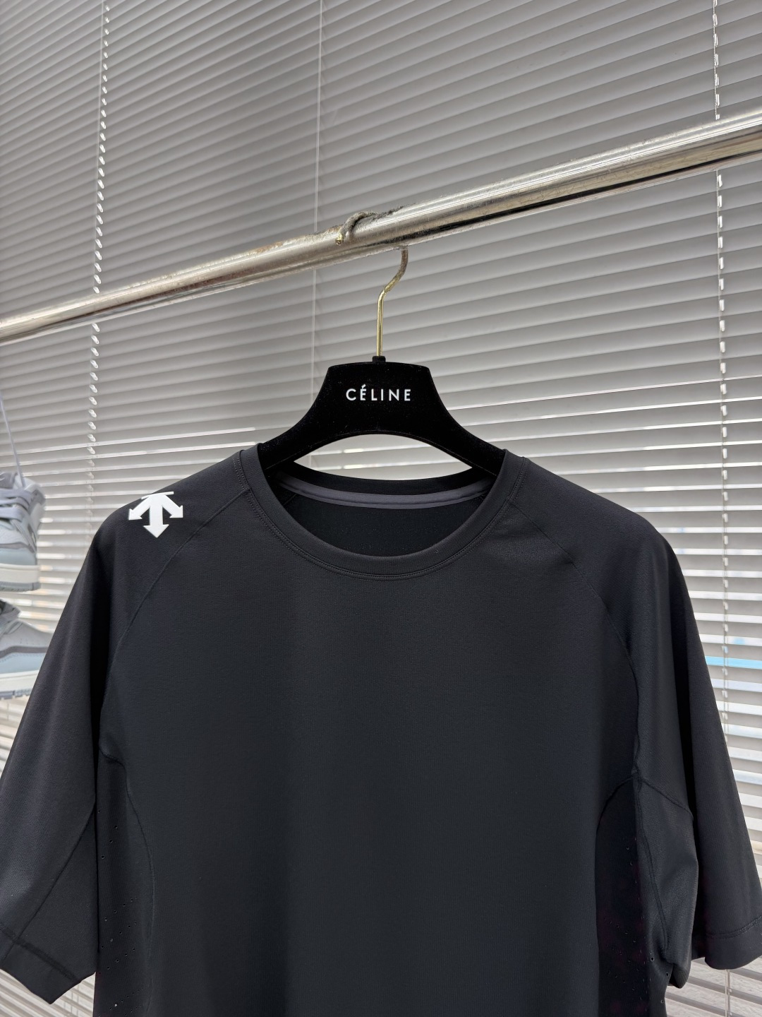 -迪桑特 运动风圆领短袖T恤，速干面料，舒适透气且利于排汗。版型简约，袖口处有品牌标志性图案刺绣，低调彰