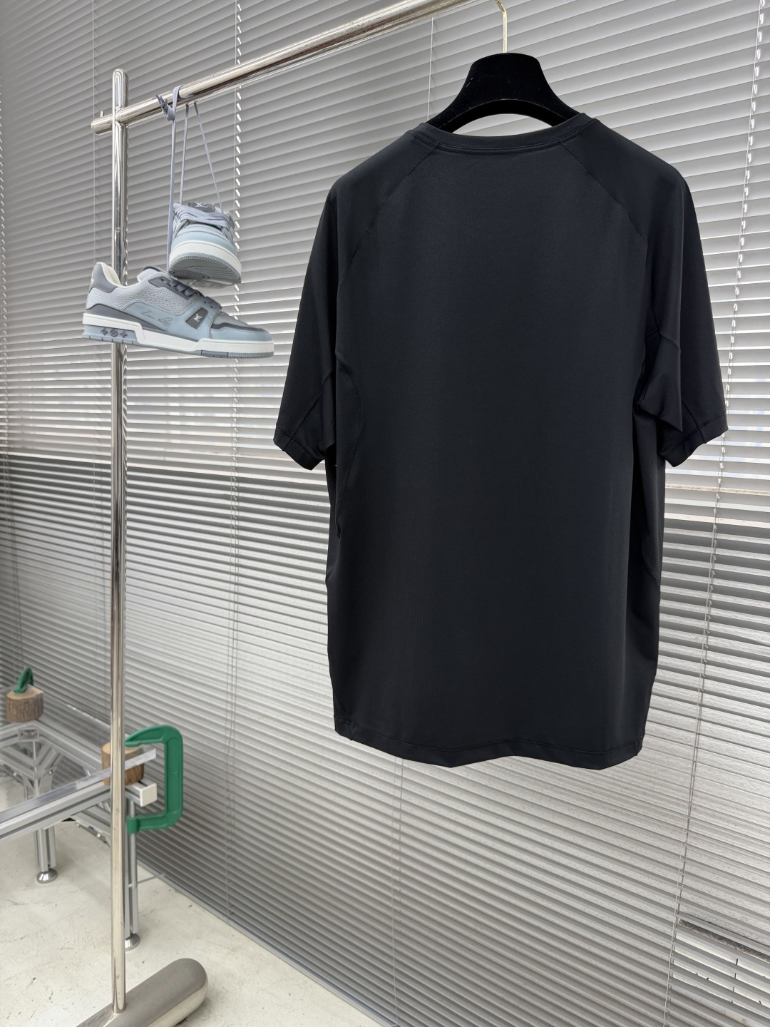 -迪桑特 运动风圆领短袖T恤，速干面料，舒适透气且利于排汗。版型简约，袖口处有品牌标志性图案刺绣，低调彰