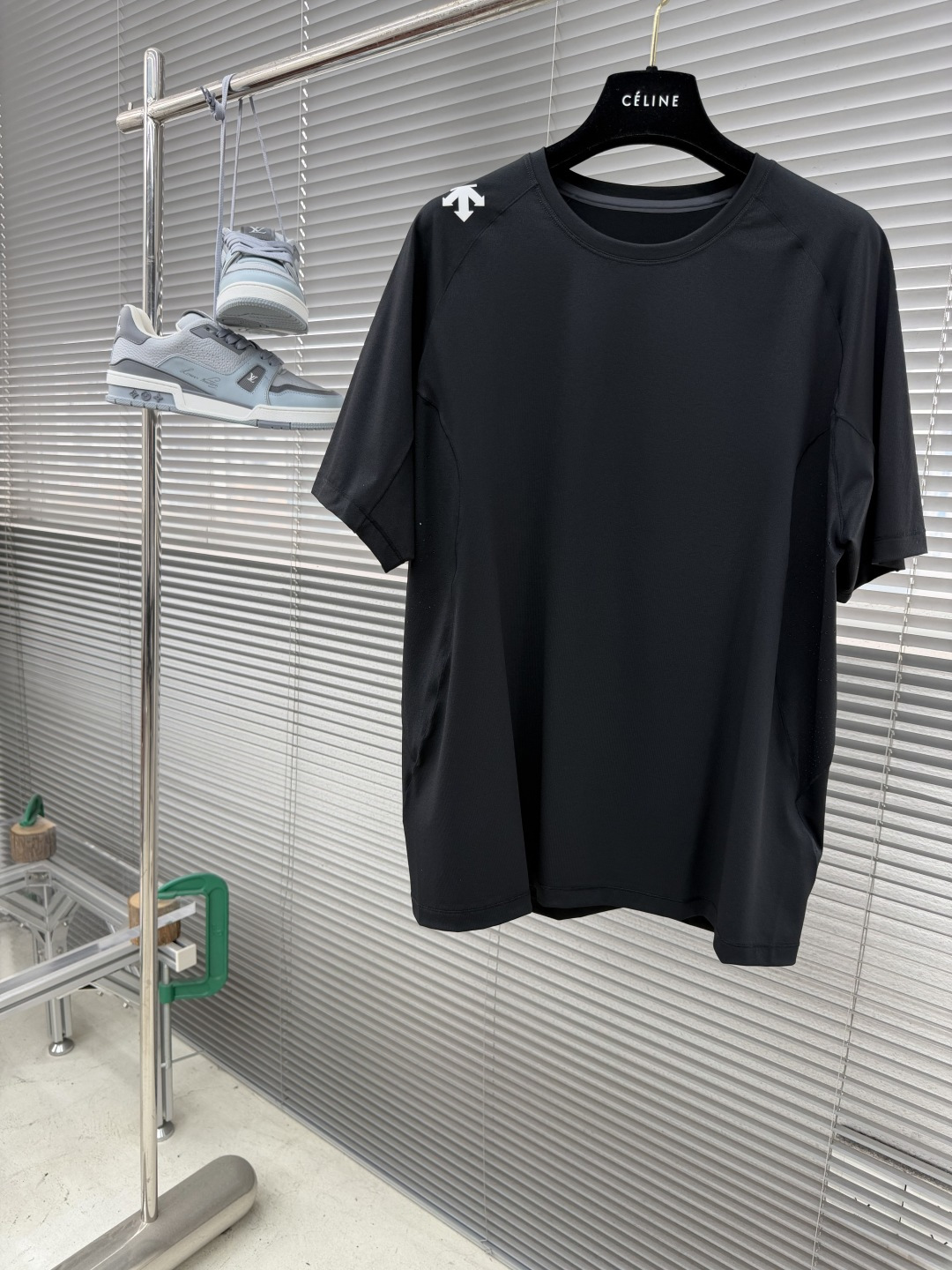 -迪桑特 运动风圆领短袖T恤，速干面料，舒适透气且利于排汗。版型简约，袖口处有品牌标志性图案刺绣，低调彰