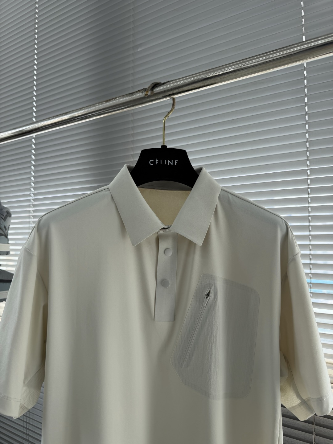 -🐦 鸟家 经典翻领Polo，搭配简洁的单排扣，线条利落流畅，巧妙修饰颈部线条，彰显优雅绅士格调。左胸处