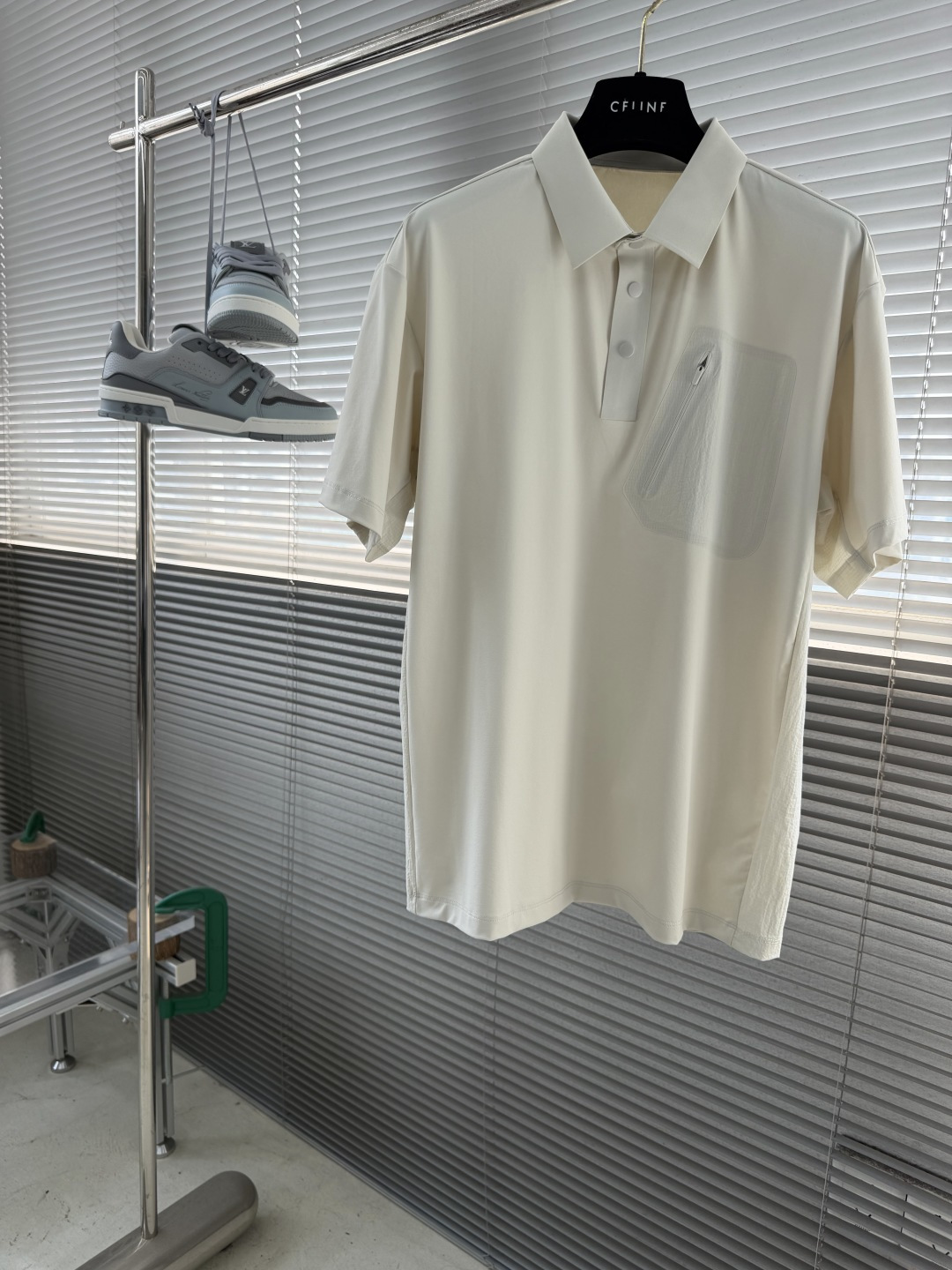 -🐦 鸟家 经典翻领Polo，搭配简洁的单排扣，线条利落流畅，巧妙修饰颈部线条，彰显优雅绅士格调。左胸处