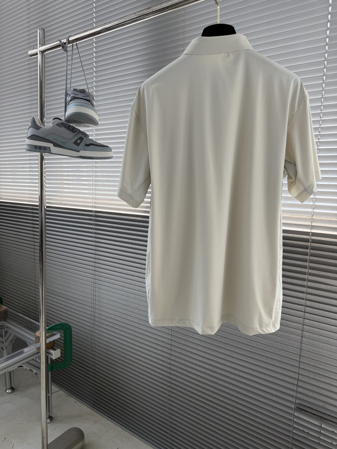 -🐦 鸟家 经典翻领Polo，搭配简洁的单排扣，线条利落流畅，巧妙修饰颈部线条，彰显优雅绅士格调。左胸处