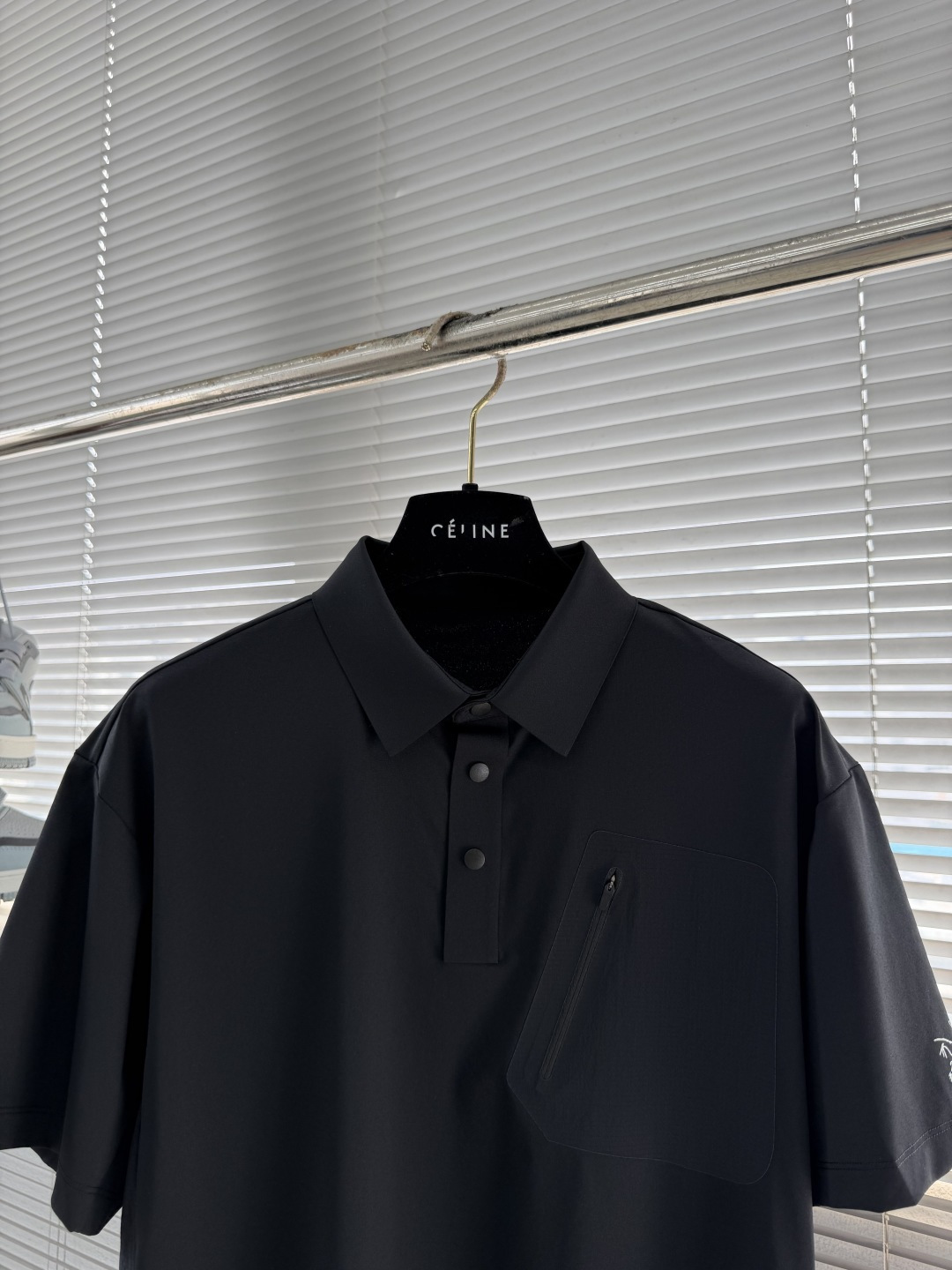 -🐦 鸟家 经典翻领Polo，搭配简洁的单排扣，线条利落流畅，巧妙修饰颈部线条，彰显优雅绅士格调。左胸处