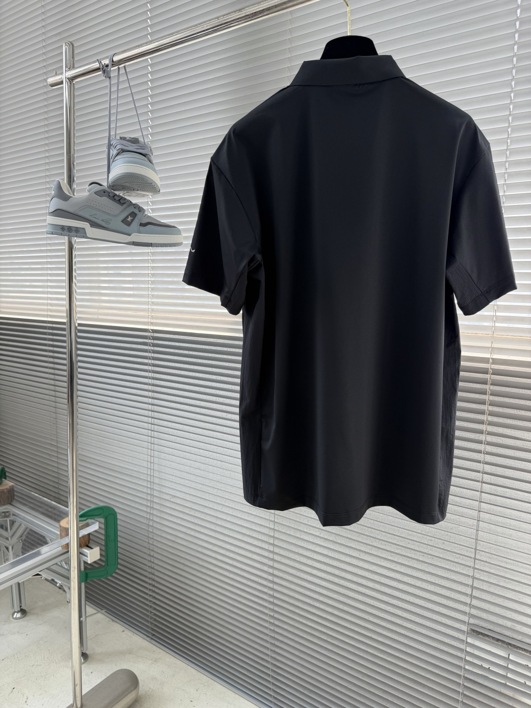 -🐦 鸟家 经典翻领Polo，搭配简洁的单排扣，线条利落流畅，巧妙修饰颈部线条，彰显优雅绅士格调。左胸处