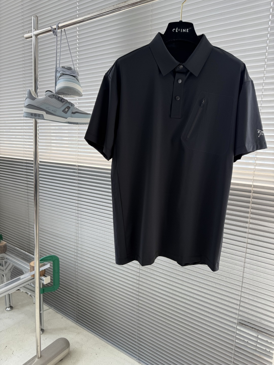 -🐦 鸟家 经典翻领Polo，搭配简洁的单排扣，线条利落流畅，巧妙修饰颈部线条，彰显优雅绅士格调。左胸处