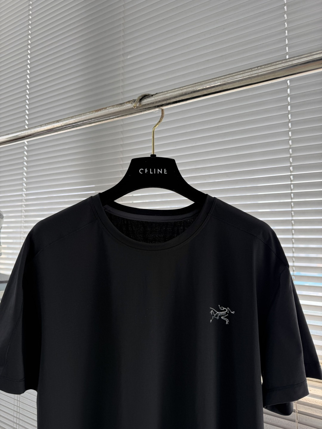 -🐦 鸟家 无痕短袖T恤，卖点在后背，采用进口激光烧图案，高级柔软不发黄，采用速干面料，舒适透气且利于排