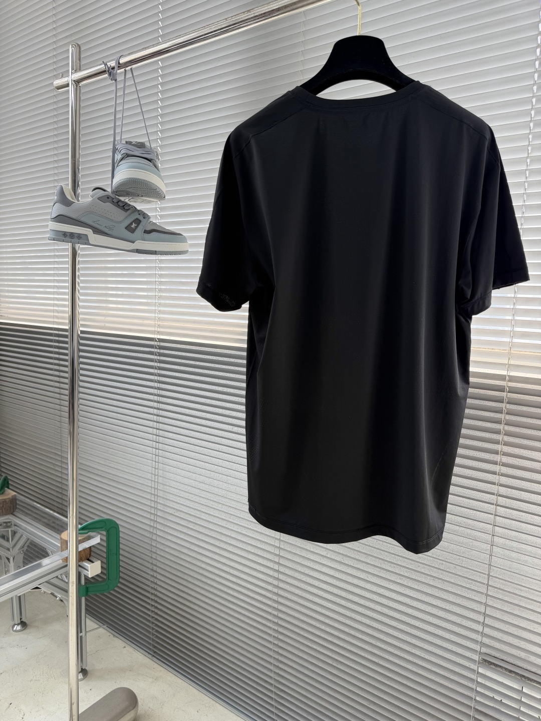 -🐦 鸟家 无痕短袖T恤，卖点在后背，采用进口激光烧图案，高级柔软不发黄，采用速干面料，舒适透气且利于排