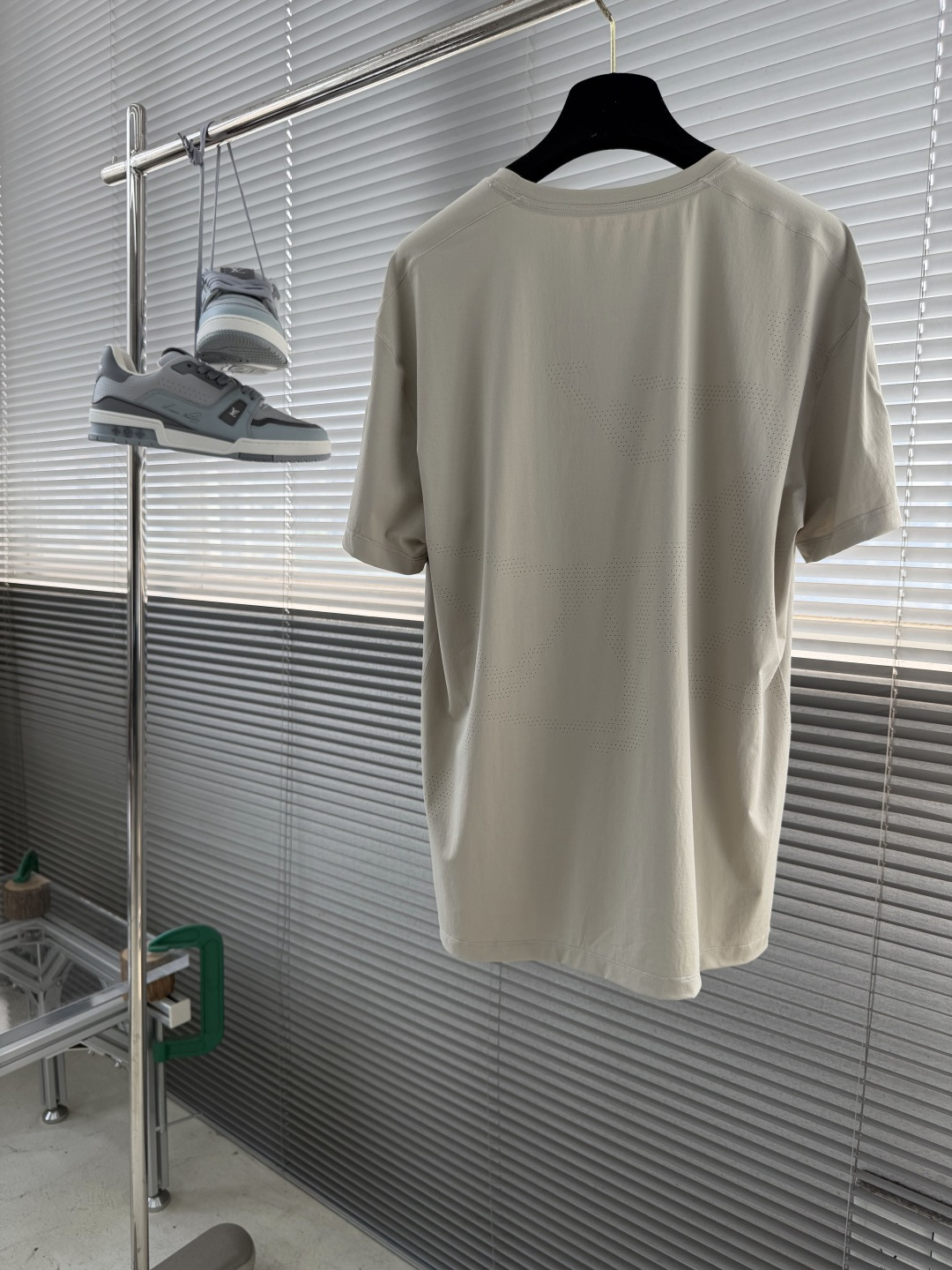 -🐦 鸟家 无痕短袖T恤，卖点在后背，采用进口激光烧图案，高级柔软不发黄，采用速干面料，舒适透气且利于排