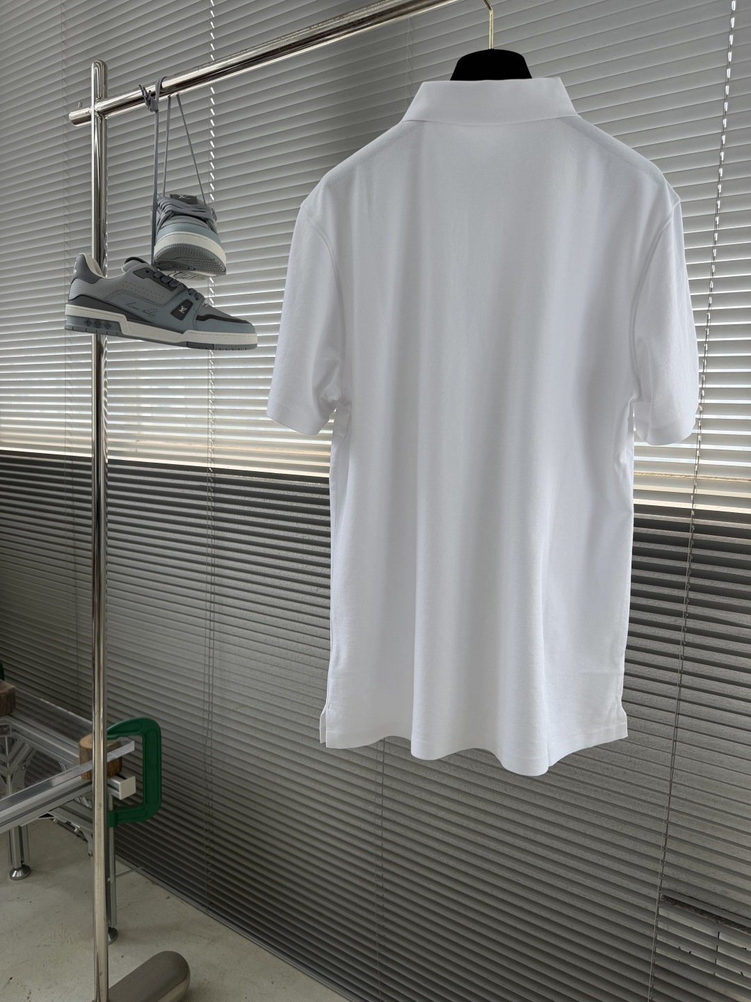 -🐦 鸟家 2026春夏经典的Polo领设计，搭配简洁的半拉链设计 线条利落流畅，巧妙修饰颈部线条，彰显