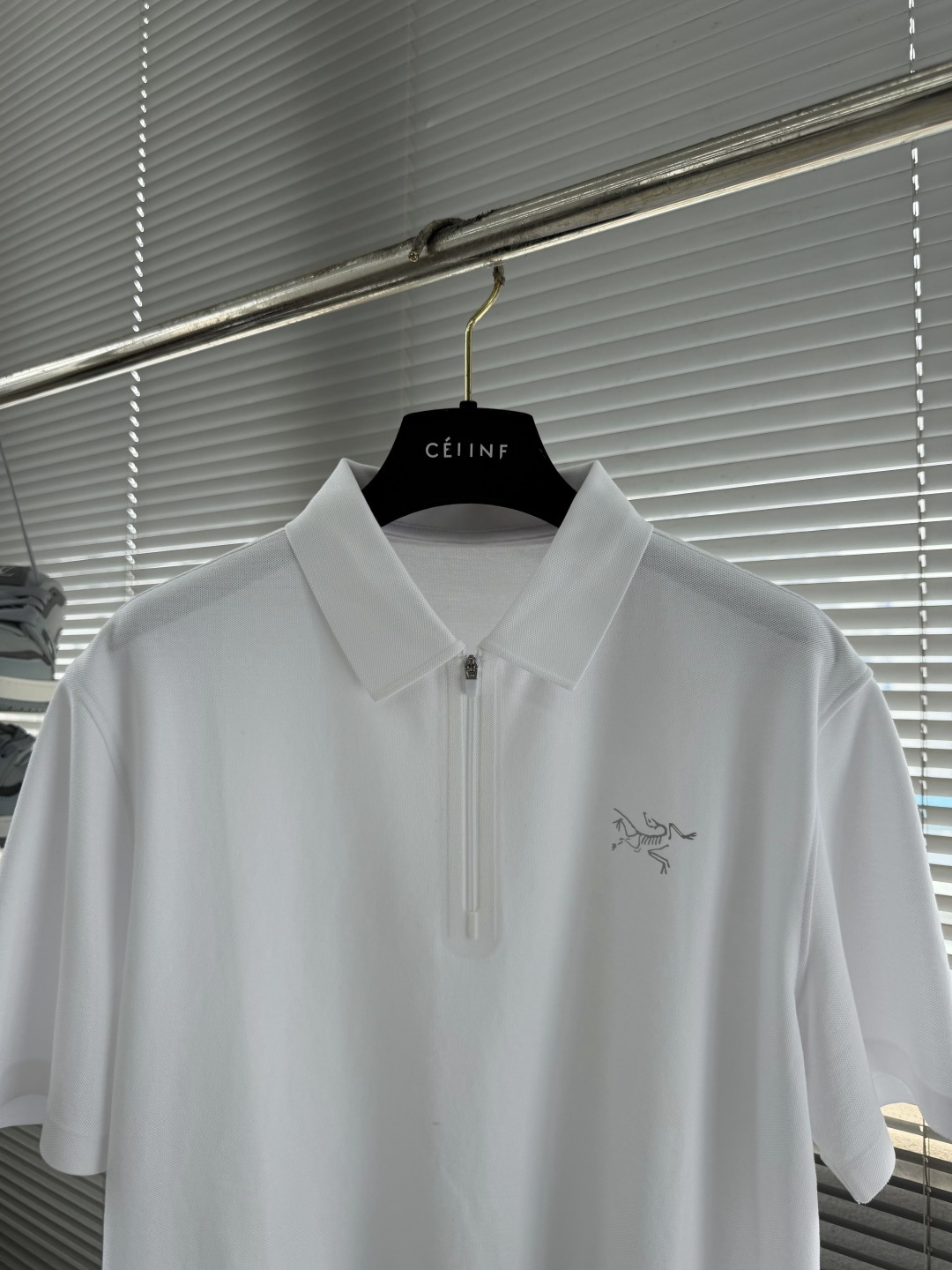 -🐦 鸟家 2026春夏经典的Polo领设计，搭配简洁的半拉链设计 线条利落流畅，巧妙修饰颈部线条，彰显