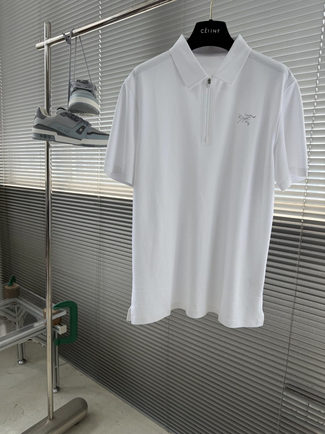-🐦 鸟家 2026春夏经典的Polo领设计，搭配简洁的半拉链设计 线条利落流畅，巧妙修饰颈部线条，彰显