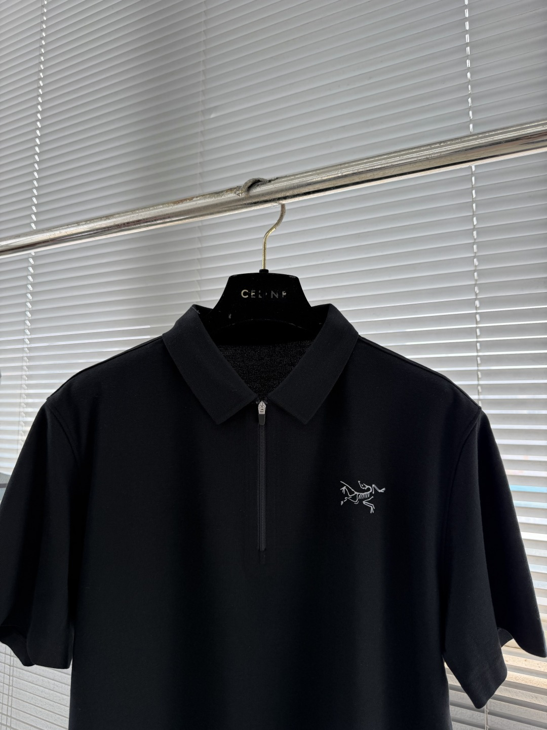 -🐦 鸟家 2026春夏经典的Polo领设计，搭配简洁的半拉链设计 线条利落流畅，巧妙修饰颈部线条，彰显