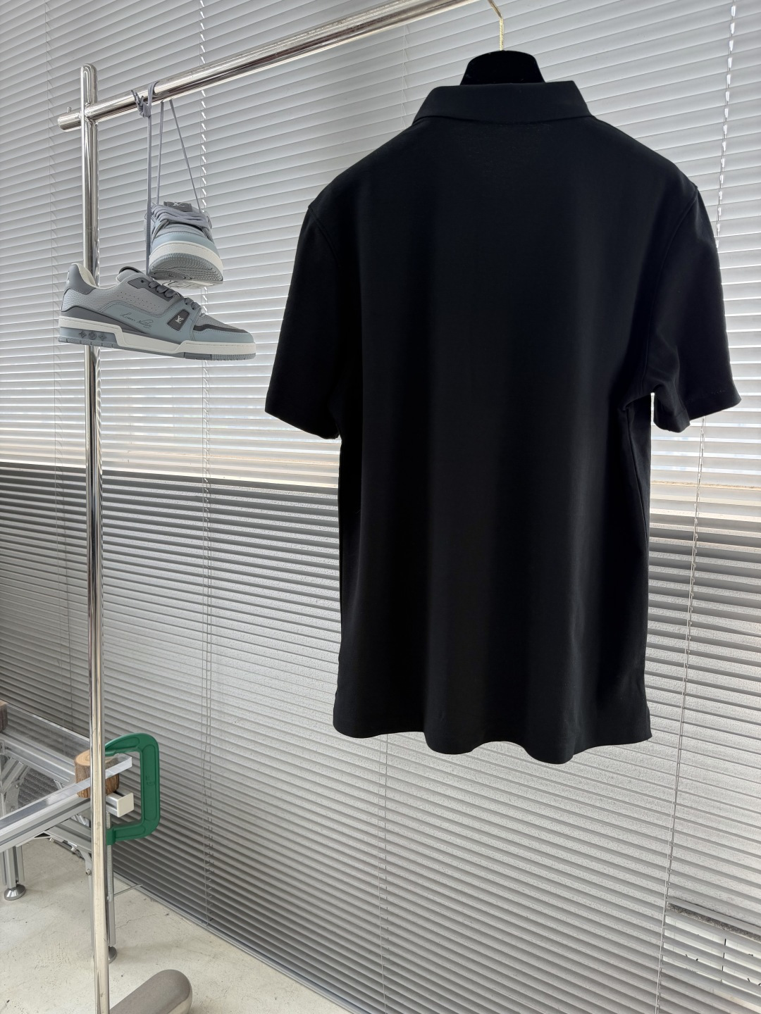 -🐦 鸟家 2026春夏经典的Polo领设计，搭配简洁的半拉链设计 线条利落流畅，巧妙修饰颈部线条，彰显