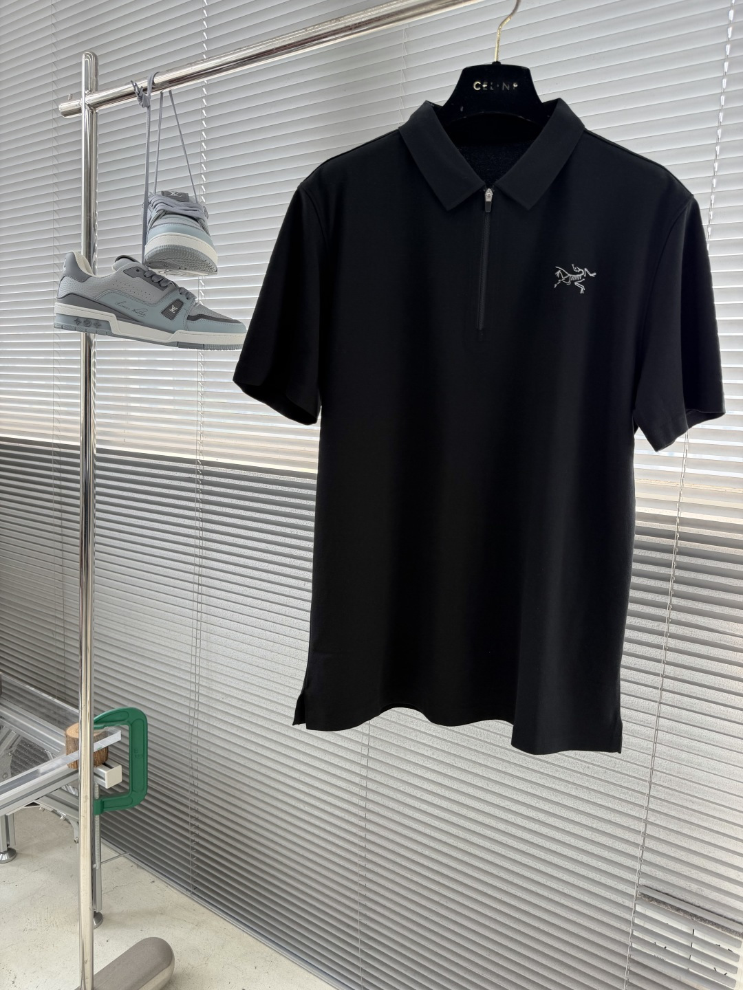 -🐦 鸟家 2026春夏经典的Polo领设计，搭配简洁的半拉链设计 线条利落流畅，巧妙修饰颈部线条，彰显