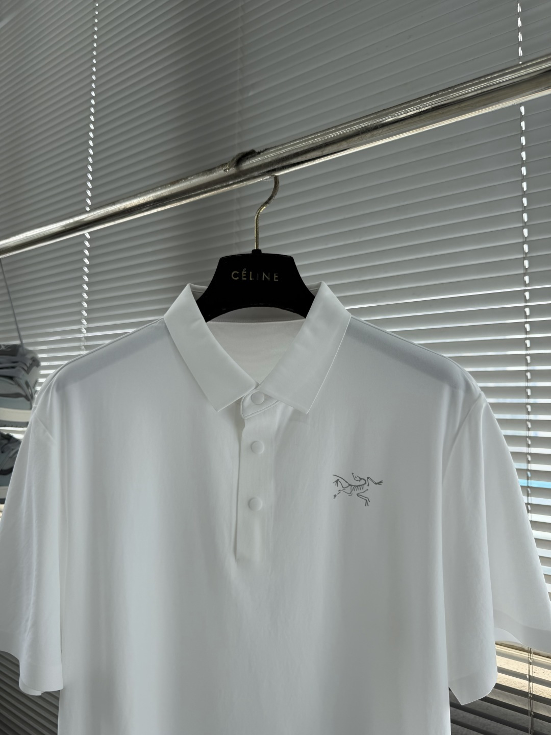 -🐦 鸟家 2026春夏经典的Polo领设计，搭配简洁的单排扣，线条利落流畅，巧妙修饰颈部线条，彰显优雅