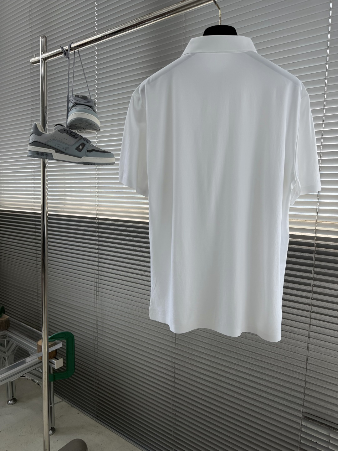 -🐦 鸟家 2026春夏经典的Polo领设计，搭配简洁的单排扣，线条利落流畅，巧妙修饰颈部线条，彰显优雅