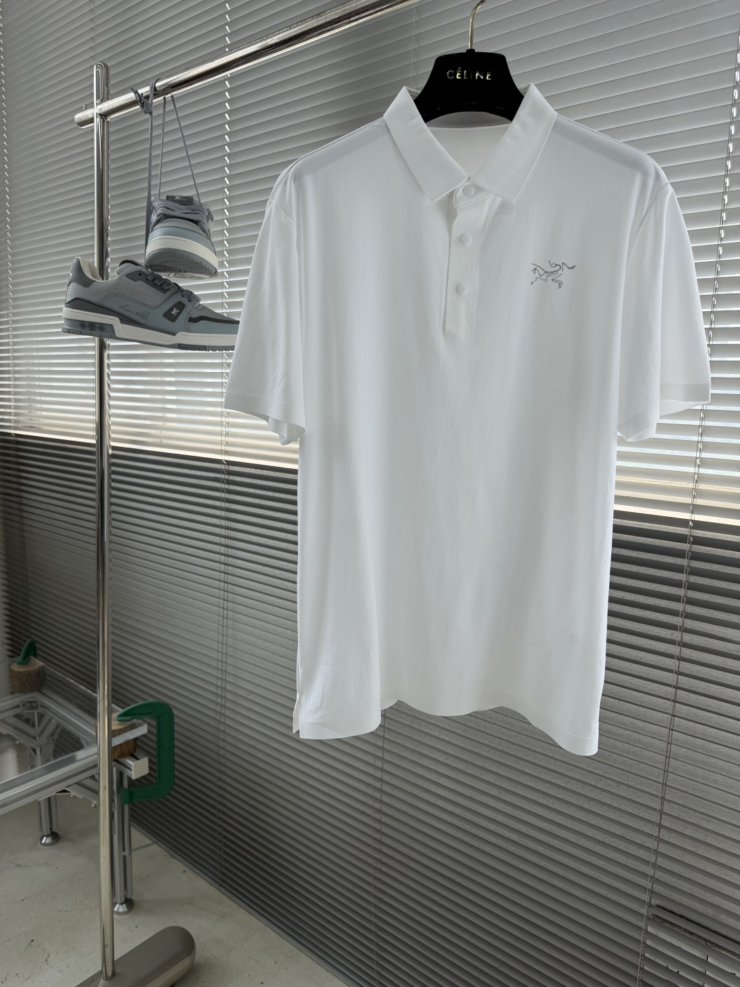 -🐦 鸟家 2026春夏经典的Polo领设计，搭配简洁的单排扣，线条利落流畅，巧妙修饰颈部线条，彰显优雅