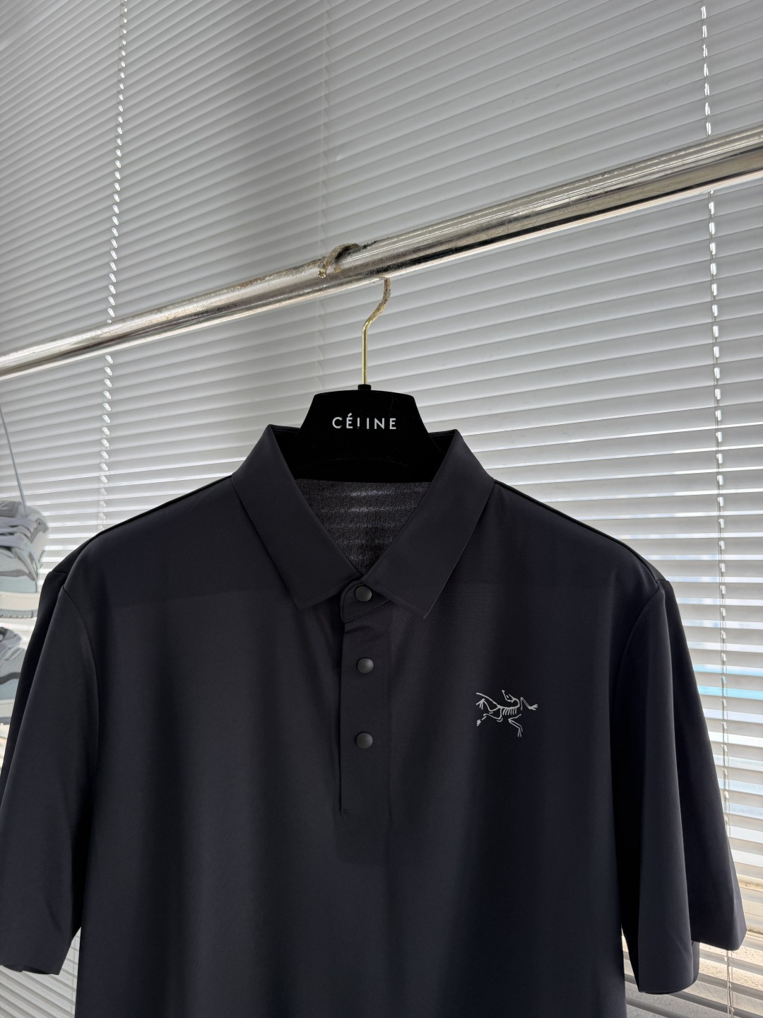 -🐦 鸟家 2026春夏经典的Polo领设计，搭配简洁的单排扣，线条利落流畅，巧妙修饰颈部线条，彰显优雅