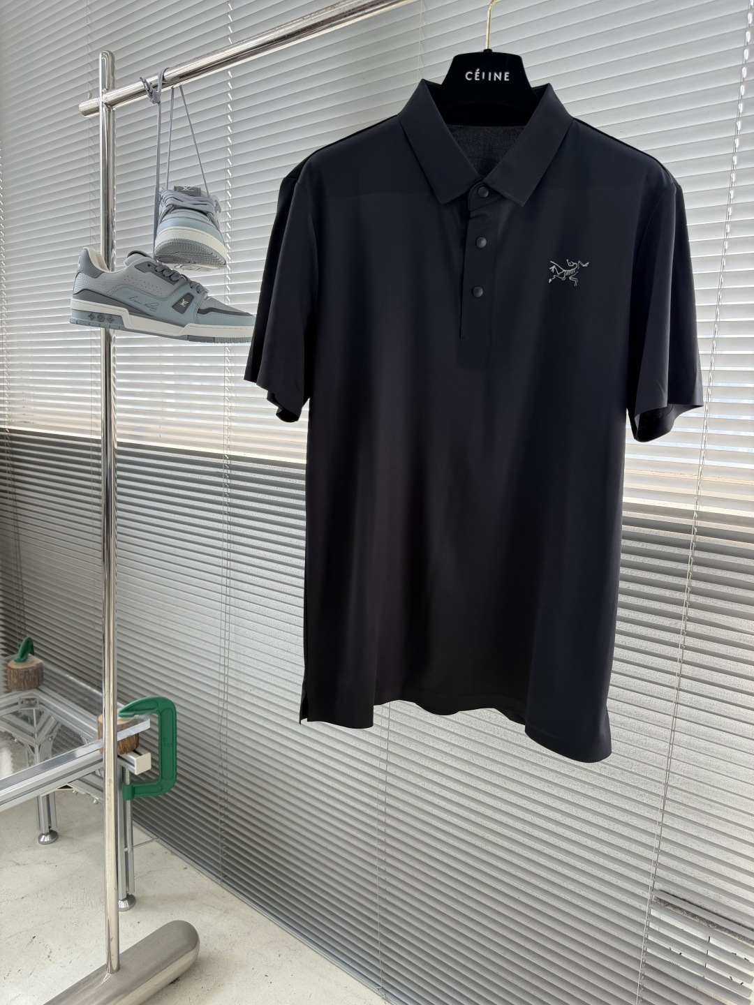 -🐦 鸟家 2026春夏经典的Polo领设计，搭配简洁的单排扣，线条利落流畅，巧妙修饰颈部线条，彰显优雅