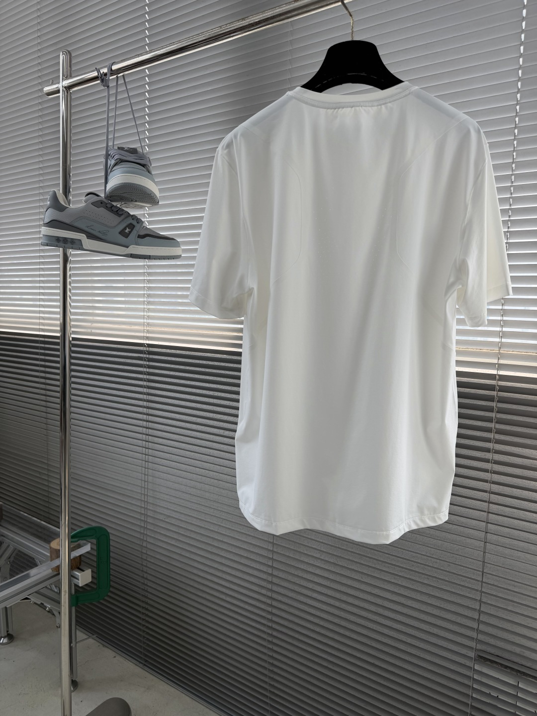 -🐦 鸟家 无痕短袖T恤，卖点在后背，采用进口激光烧图案，高级柔软不发黄，采用速干面料，舒适透气且利于排