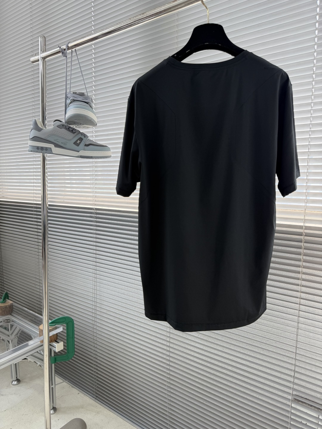 -🐦 鸟家 无痕短袖T恤，卖点在后背，采用进口激光烧图案，高级柔软不发黄，采用速干面料，舒适透气且利于排