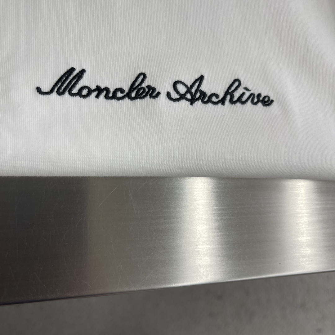 -mon 绣花logo短袖 T恤 高端版本！专柜定制面料 透气舒适度高，细节无可挑剔，品牌元素设计理念，