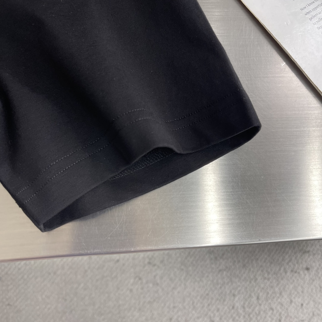 -Celin 2026新款短袖 T恤 高端版本！专柜定制面料 透气舒适度高，细节无可挑剔，品牌元素设计理