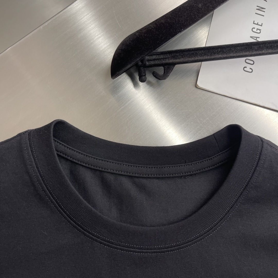 -Celin 2026新款短袖 T恤 高端版本！专柜定制面料 透气舒适度高，细节无可挑剔，品牌元素设计理