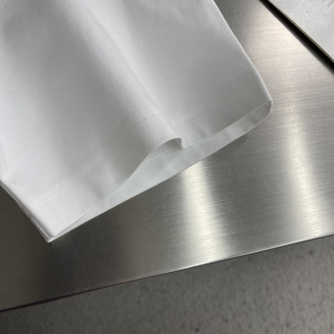 -Celin 2026新款短袖 T恤 高端版本！专柜定制面料 透气舒适度高，细节无可挑剔，品牌元素设计理