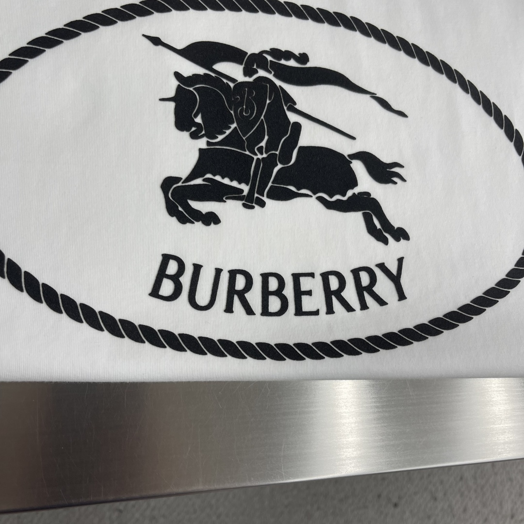 -BBR 2026新款短袖 T恤 高端版本！专柜定制面料 透气舒适度高，细节无可挑剔，品牌元素设计理念，