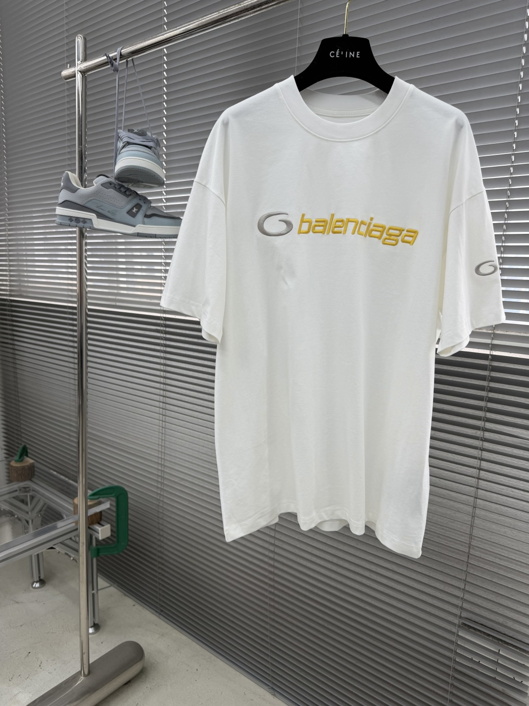 NO:870395,-Balenciag round neck short-sleeved T-shirt high-end version!  Customized counter fabrics with high breathability and comfort, embroidered breasts on the chest and cuffs, impeccable details, brand element design concept, reflecting high quality. It feels delicate and soft!  Presenting casual tailoring, the upper body shape is awesome and a must-have for fashionable people!  Size M-3XL,,balenciaga,T-shirt,tees,t-shirt,19860909-Balenciag 圆领 短袖 T恤 高端版本！专柜定制面料 透气舒适度高,胸前袖口刺绣乳,细节无可挑剔,品牌元素设计理念,体现高品质.手感细腻柔软！呈现休闲裁剪,上身版型超赞潮人必备！ 码数 M-3XL,,balenciaga,T-shirt,tees，t-shirt,,Men's clothing