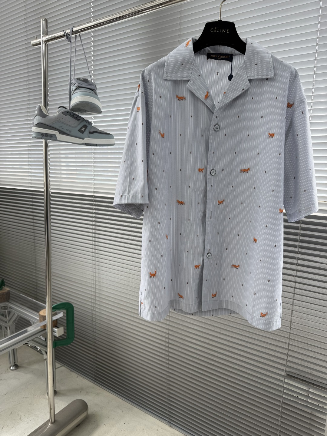 NO:912721,Tops Shorts -Donkey brand 26ss spring and summer new short-sleeved cotton shirt has a light striped jacquard embellished with jumping thread foxes and mini 1V logos. Pearlescent effect buttons are more delicate. Inspired by this season's journey to the British countryside, it injects a touch of playfulness into the formal look. High version Size S. M. L. XL Length 71.5 73 74.5 76 Bust 112116120  Shoulder width 49515355,,louis vuitton,shorts,shirts,T-shirt,19860909上衣 短裤 -驴牌 26ss春夏新款短袖棉质衬衫的浅色条纹提花上,点缀着跳跃的剪线狐狸和迷你 1V 标识.珠光效果的纽扣更显精致.灵感源自本季英伦乡间之旅,为正装造型注入一抹俏皮.高版本 码数S. M. L. XL 衣长 71.5 73 74.5 76 胸围 112116120 肩宽49515355,,louis vuitton,shorts,shirts,T-shirt,,Men's clothing
