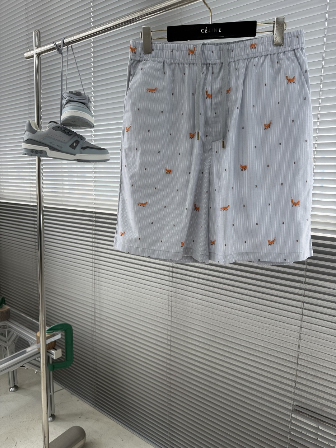 NO:912718,Tops Shorts - Donkey Brand 26ss new spring and summer shorts. The light-colored striped jacquard of cotton is embellished with jumping thread-cut foxes and mini 1V logos. Pearlescent effect buttons are more delicate. Inspired by this season's journey to the British countryside, it injects a touch of playfulness into the formal look. Size S. M. L.  112 116,,louis vuitton,shorts,19860909上衣 短裤 -驴牌 26ss春夏新款短裤棉质的浅色条纹提花上,点缀着跳跃的剪线狐狸和迷你 1V 标识.珠光效果的纽扣更显精致.灵感源自本季英伦乡间之旅,为正装造型注入一抹俏皮. 码数S. M. L. XL 裤长48 48.5 49 49.5 腰围74788286 臂围 104 112 116,,louis vuitton,shorts,,Men's clothing