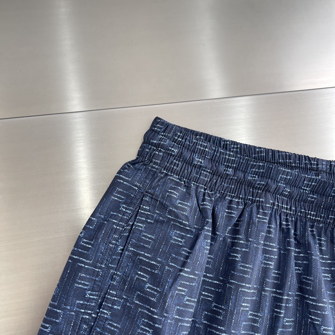 -FEND 满印运动款中裤订织科技感印花FF标识面料，面料质感很好！尺码:S-XXL腰围72-80 77