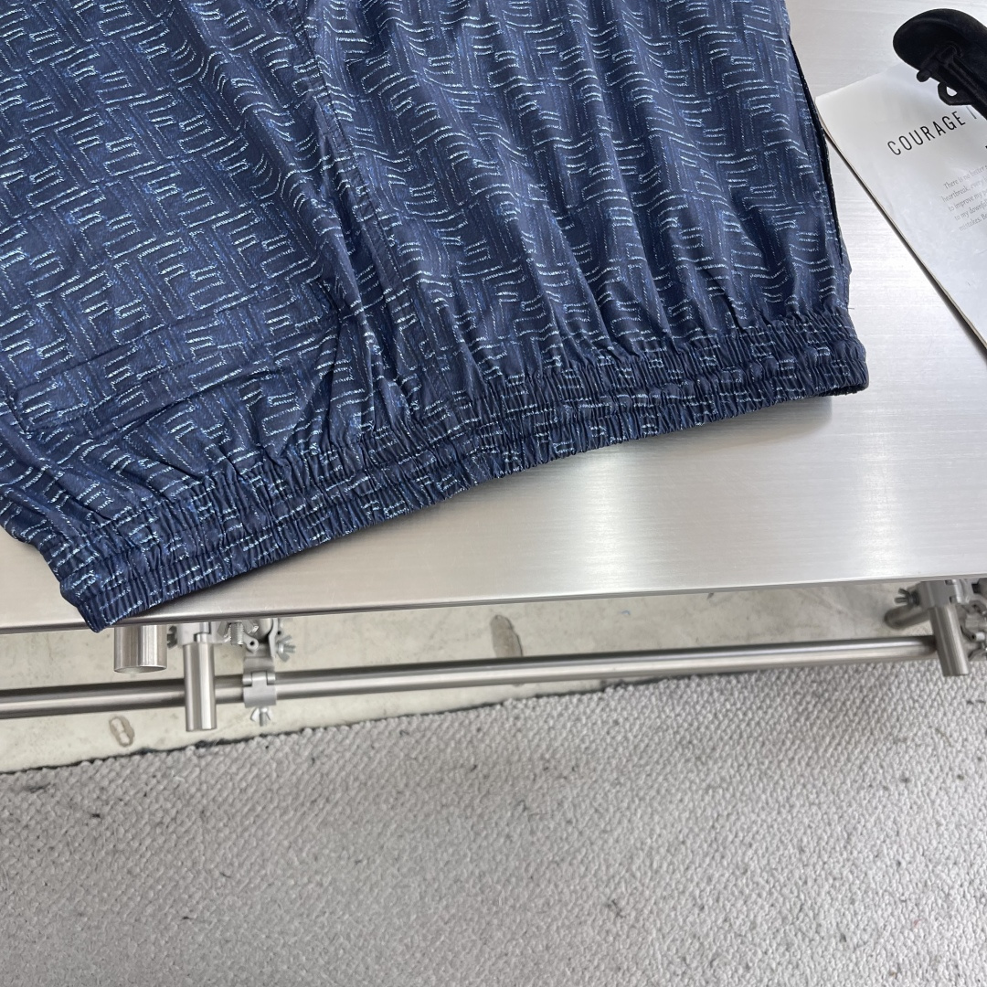 -FEND 满印运动款中裤订织科技感印花FF标识面料，面料质感很好！尺码:S-XXL腰围72-80 77