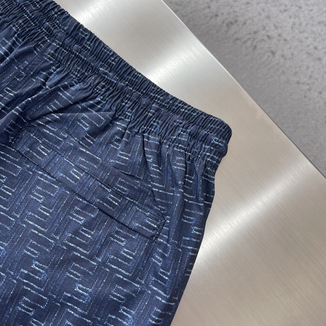 -FEND 满印运动款中裤订织科技感印花FF标识面料，面料质感很好！尺码:S-XXL腰围72-80 77