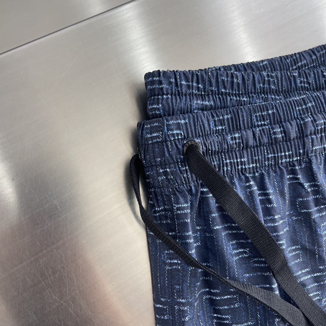 -FEND 满印运动款中裤订织科技感印花FF标识面料，面料质感很好！尺码:S-XXL腰围72-80 77