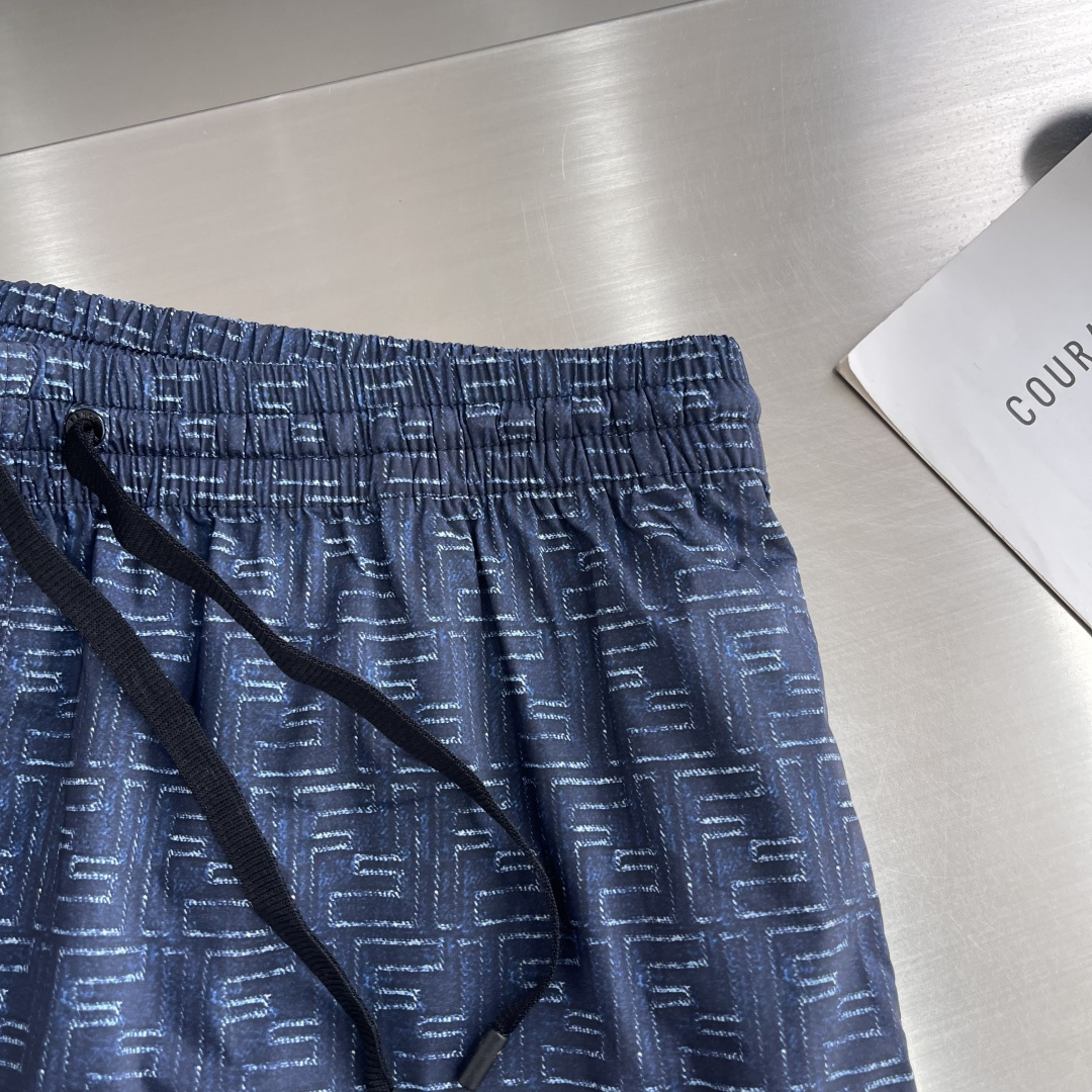 -FEND 满印运动款中裤订织科技感印花FF标识面料，面料质感很好！尺码:S-XXL腰围72-80 77