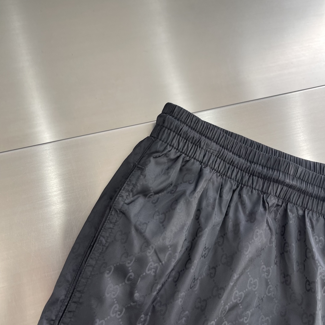 -GUCC 满印运动款中裤订织科技感黑色双GG标识面料，面料轻薄质感满满，舒适感极强！尺码:S-XXL腰