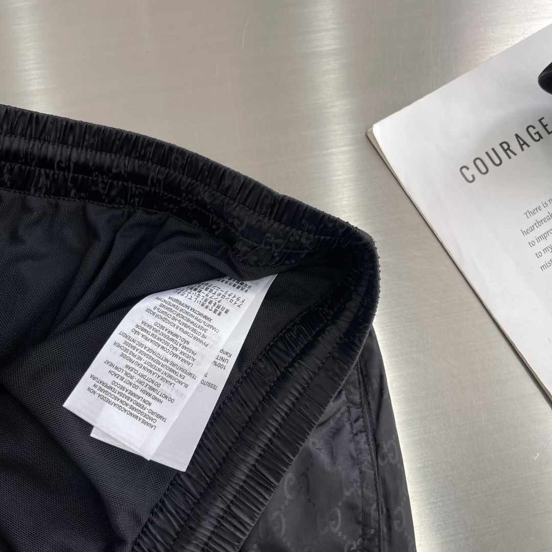 -GUCC 满印运动款中裤订织科技感黑色双GG标识面料，面料轻薄质感满满，舒适感极强！尺码:S-XXL腰