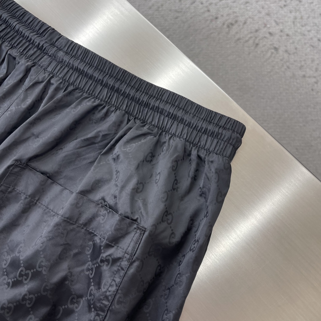 -GUCC 满印运动款中裤订织科技感黑色双GG标识面料，面料轻薄质感满满，舒适感极强！尺码:S-XXL腰
