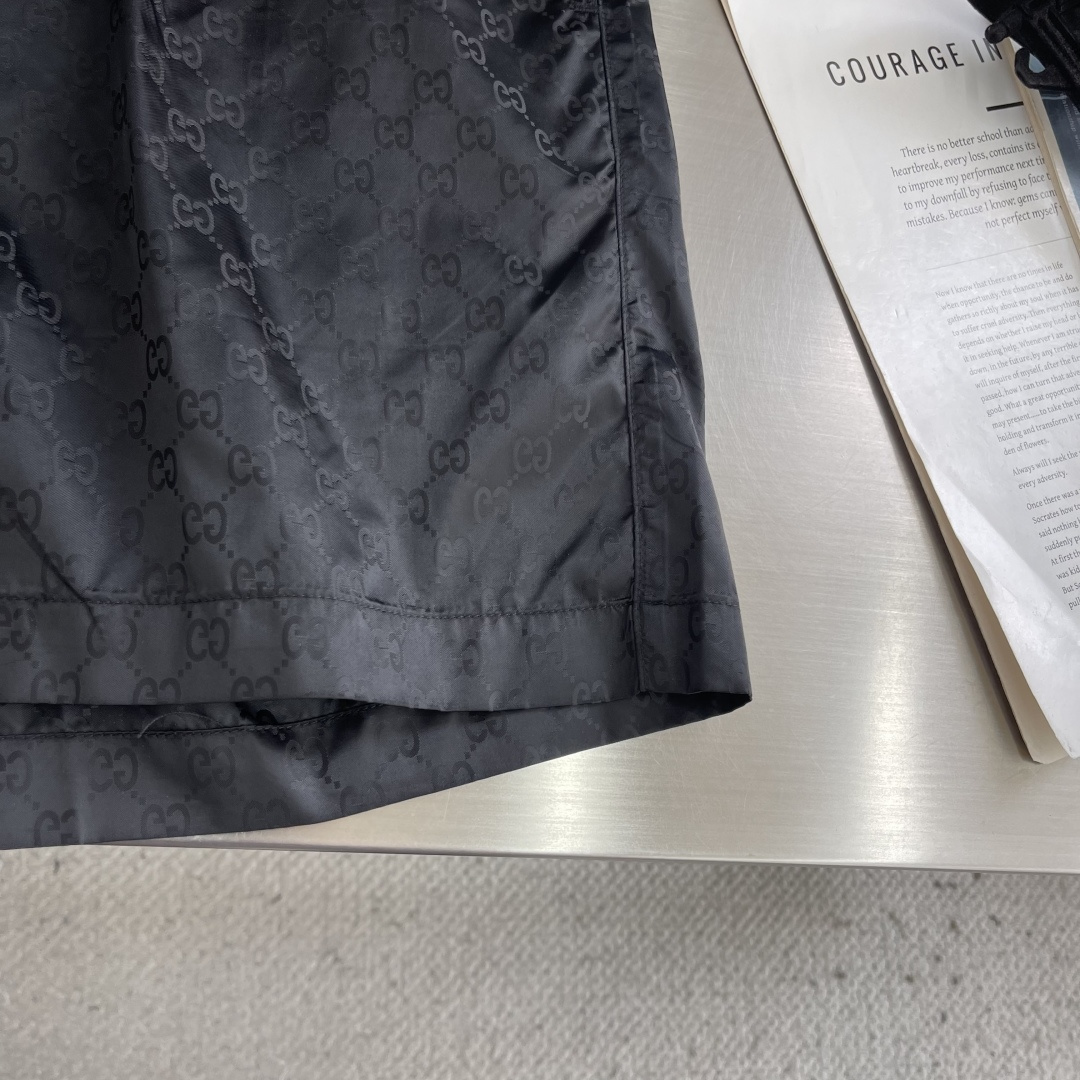 -GUCC 满印运动款中裤订织科技感黑色双GG标识面料，面料轻薄质感满满，舒适感极强！尺码:S-XXL腰