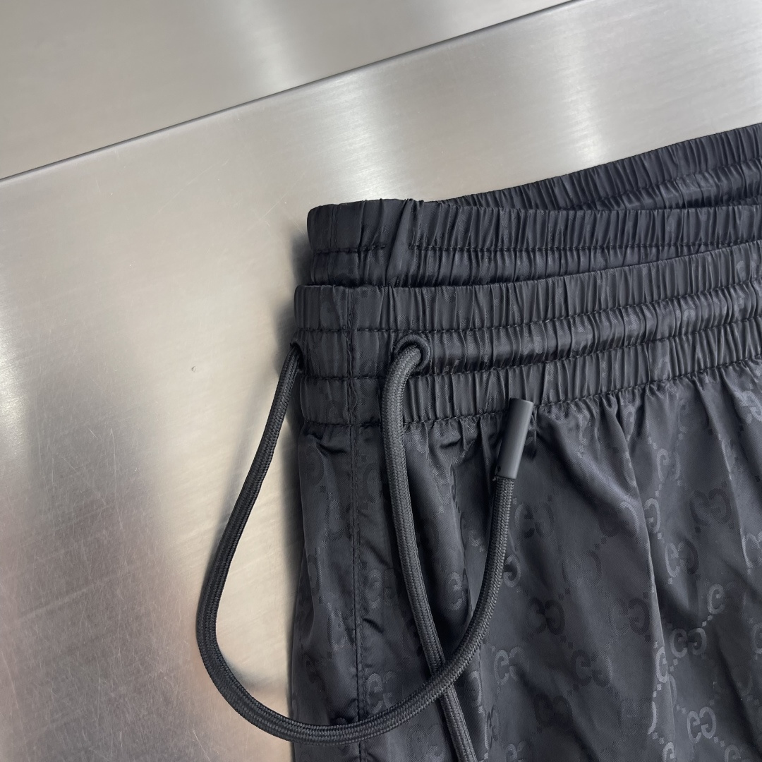 -GUCC 满印运动款中裤订织科技感黑色双GG标识面料，面料轻薄质感满满，舒适感极强！尺码:S-XXL腰