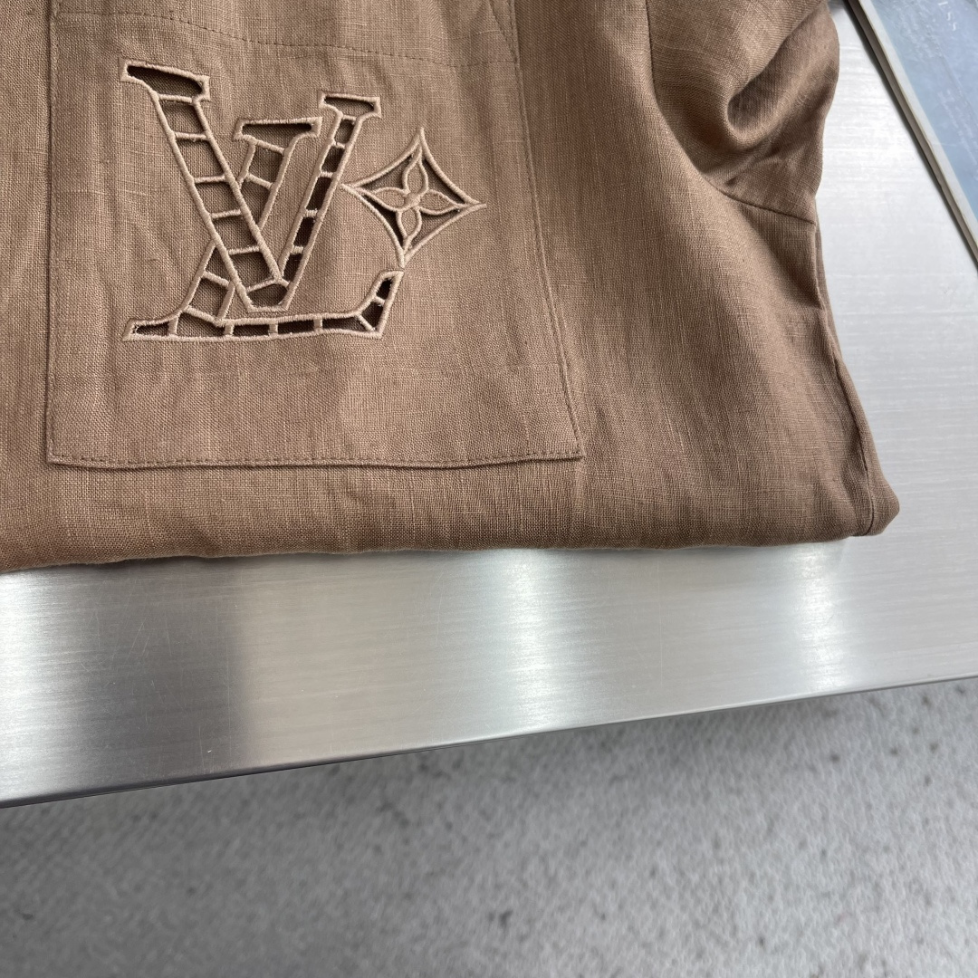 -驴牌 口袋标识镂空刺绣细节亚麻度假衬衫明扣款贝壳扣，面料质感很好，亲肤感强，穿着舒适！尺码:S-XXL