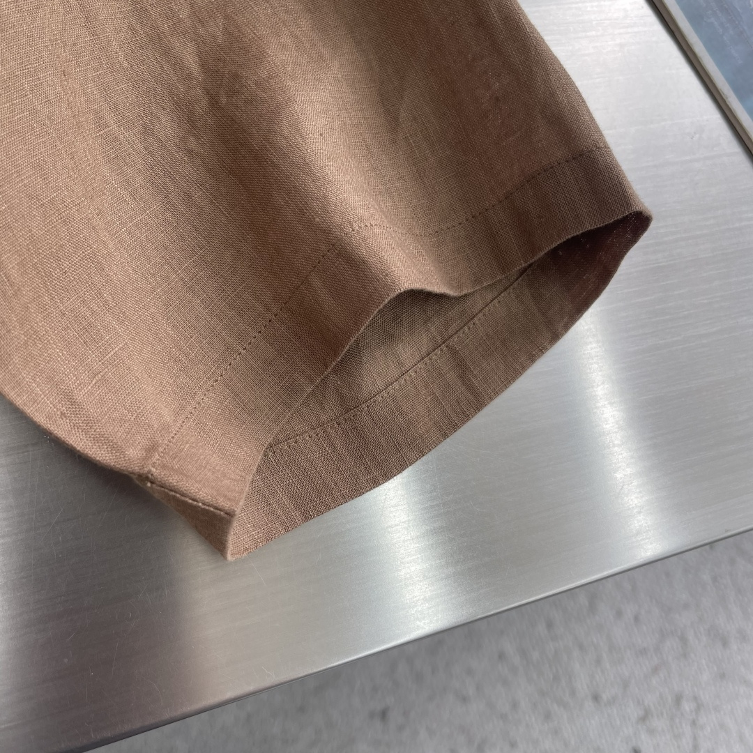 -驴牌 口袋标识镂空刺绣细节亚麻度假衬衫明扣款贝壳扣，面料质感很好，亲肤感强，穿着舒适！尺码:S-XXL