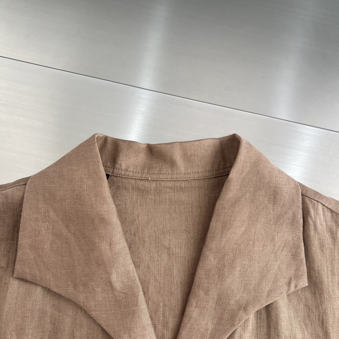 -驴牌 口袋标识镂空刺绣细节亚麻度假衬衫明扣款贝壳扣，面料质感很好，亲肤感强，穿着舒适！尺码:S-XXL