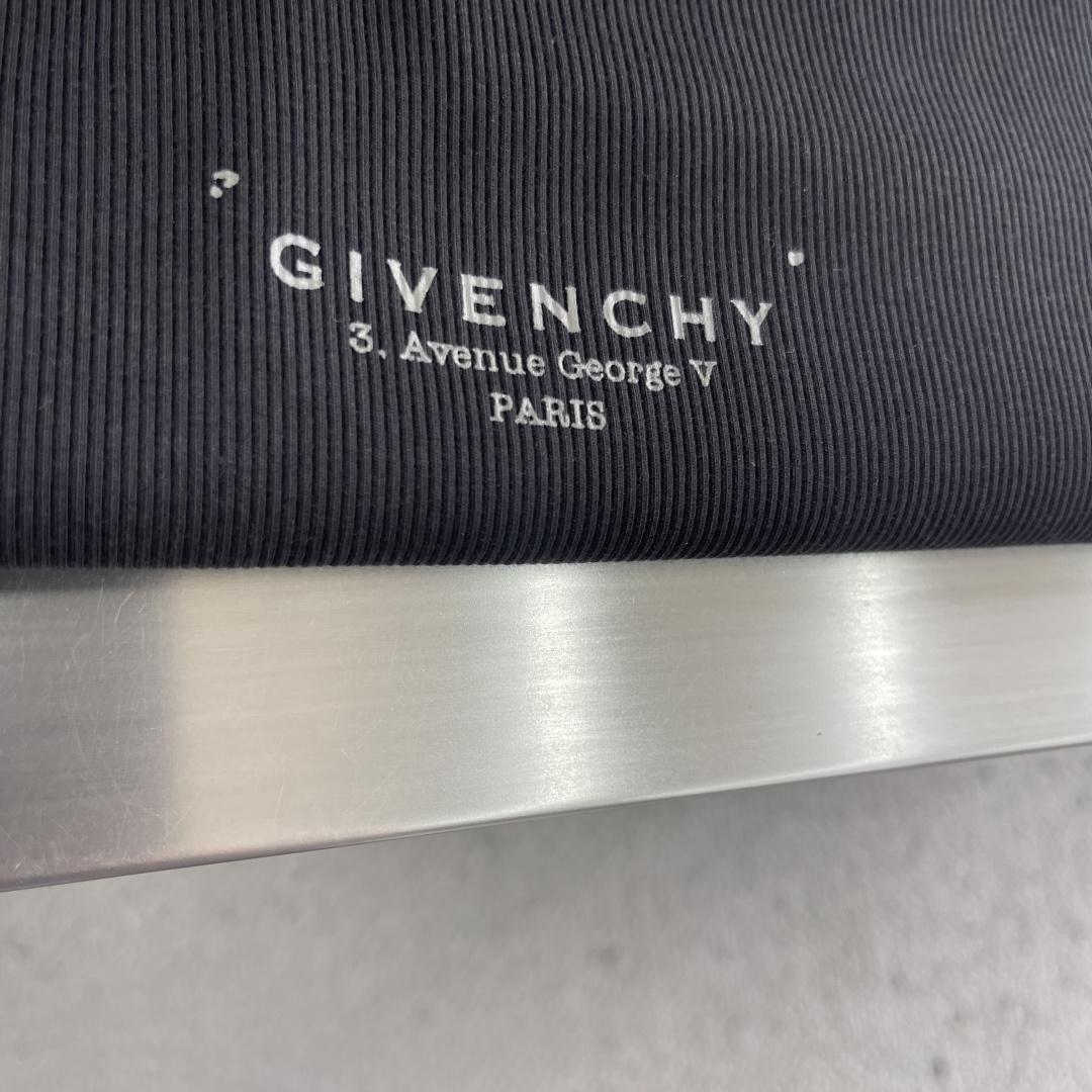 -GVC 印花细节罗纹感棉质背心订织柔感棉质面料舒适亲肤。尺码:S-XXL胸围92 96 100 104