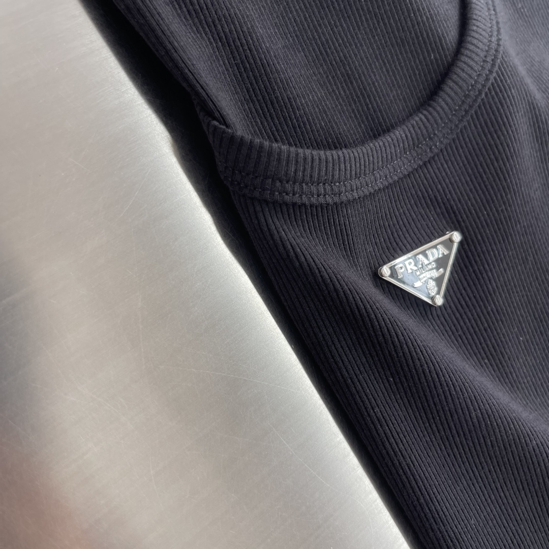 -PRAD 标识细节罗纹感棉质背心订织柔感棉质面料舒适亲肤。尺码:S-XXL胸围92 96 100 10